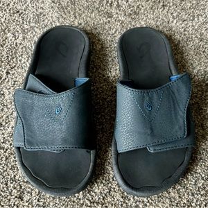 Boys Youth size 2/3 OluKai sandal slides
